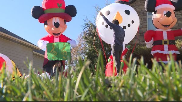 EmVP Family packs lawn with 50 Christmas inflatables